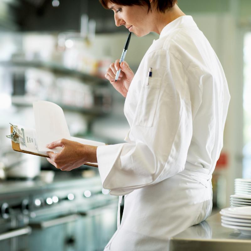 virėjas žiūri į meniu